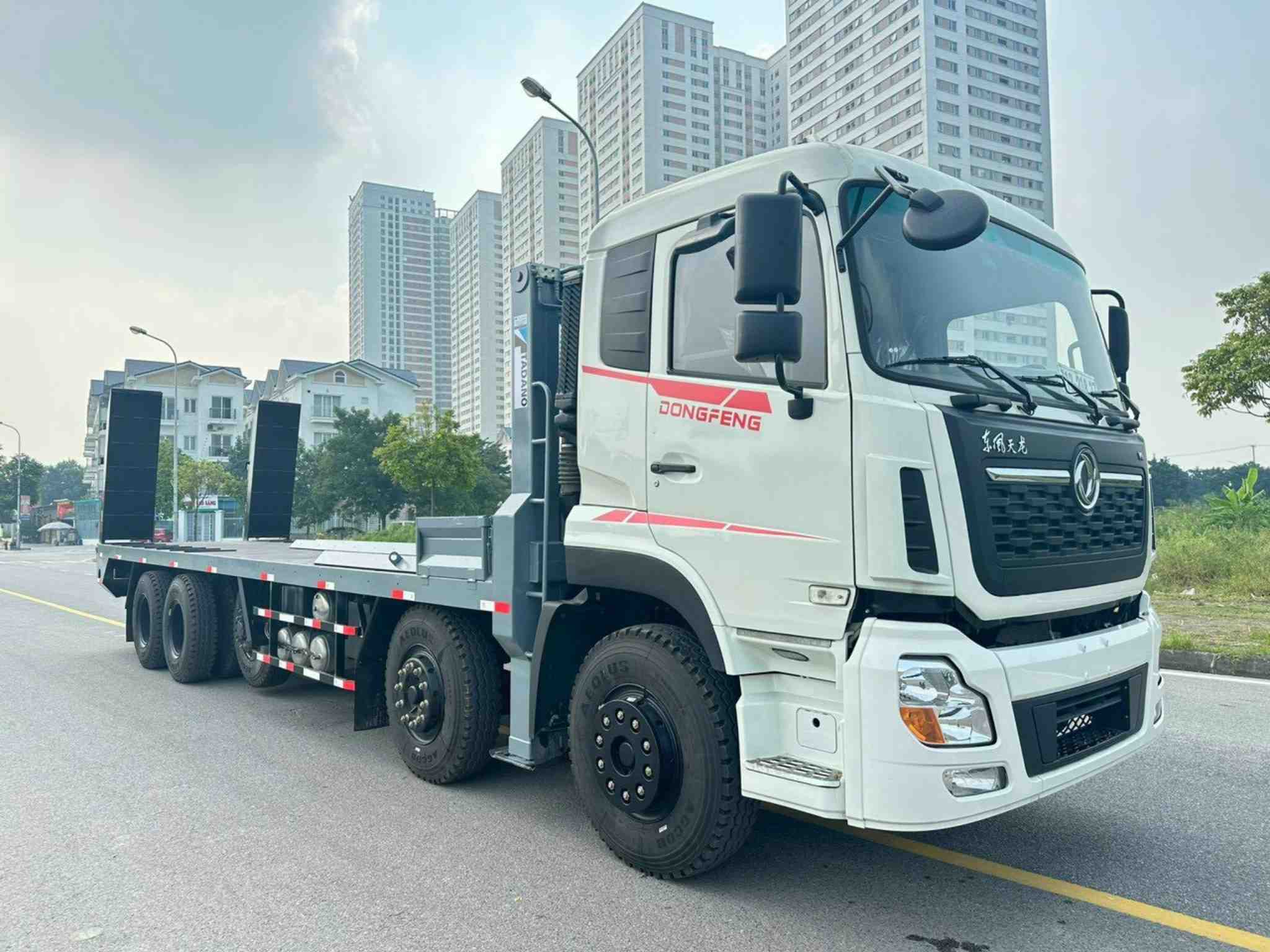 Xe Tải Dongfeng 5 Chân Nâng Đầu Chở Máy Công Trình